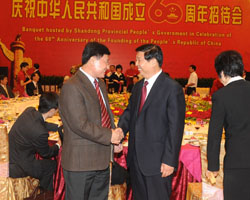 In the national day reception governor Jiang Daming kind interview professor Yu Baofa